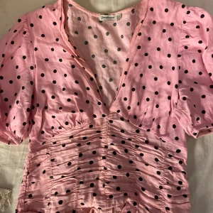 Prickig topp - Så söt prickig topp från stradivarius, storlek m men passar en xs-s skulle jag säga.💗💗💗💗