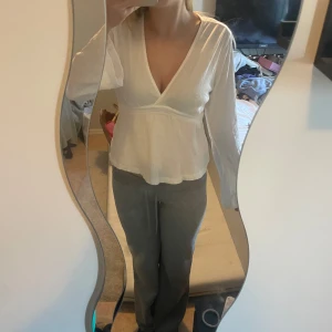 Tie Top från Gina Tricot  - Säljer nu min Tie Top från Gina då den inte kommer till användning. Köptes för 299 säljer för 180