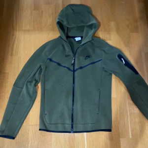 Nike tech fleece - Grön nike tech storlek s. Medel bra skick 