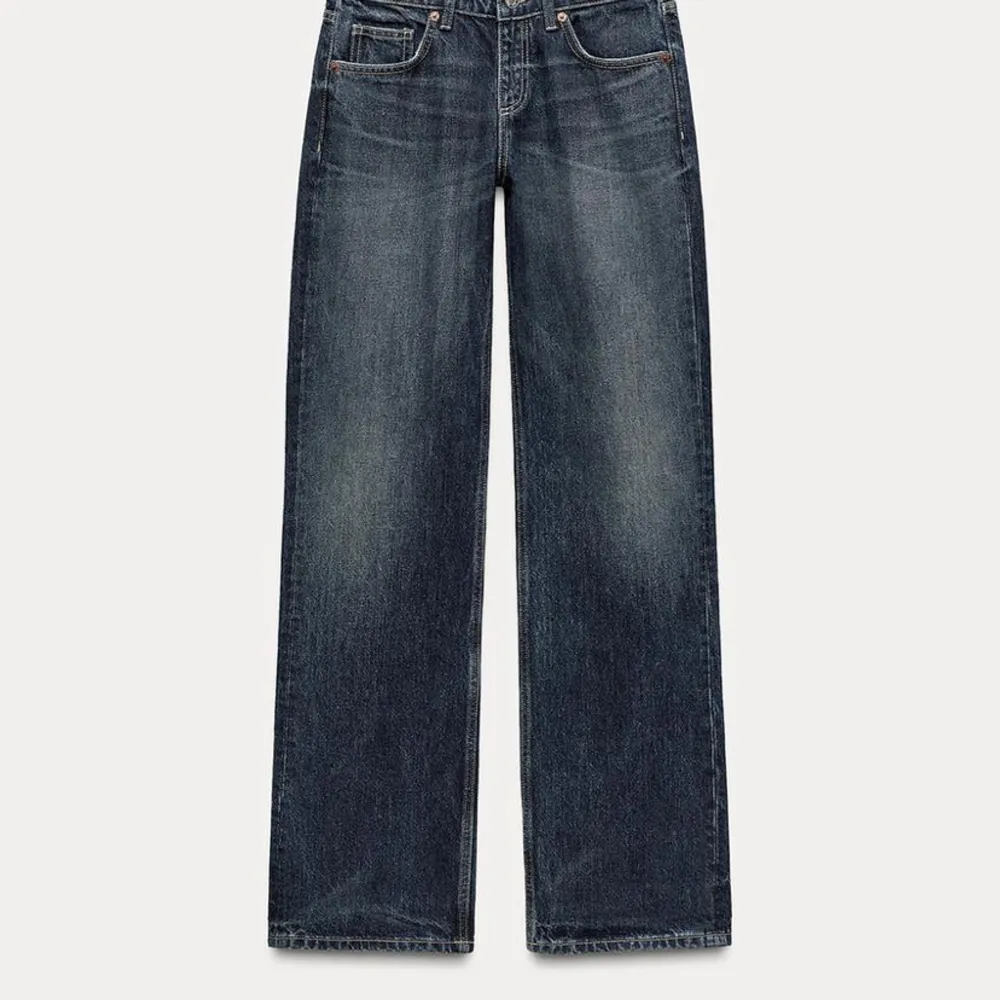 Jättesnygga slutsålda jeans från zara i strl 38! Helt nya aldrig använda då jag råkade köp två💞. Jeans & Byxor.