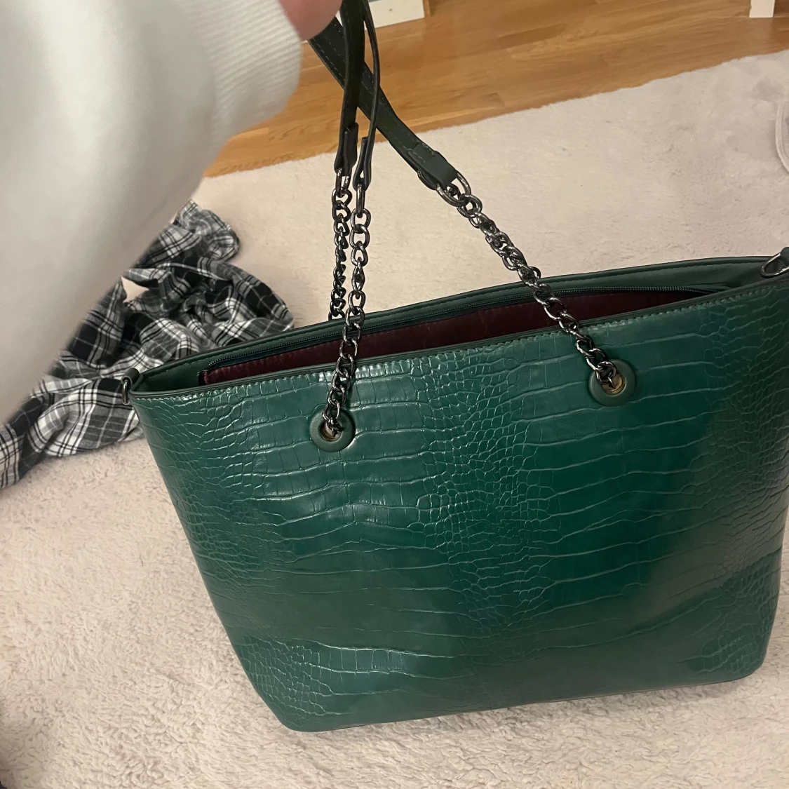 Grön axelväska med krokodilmönster