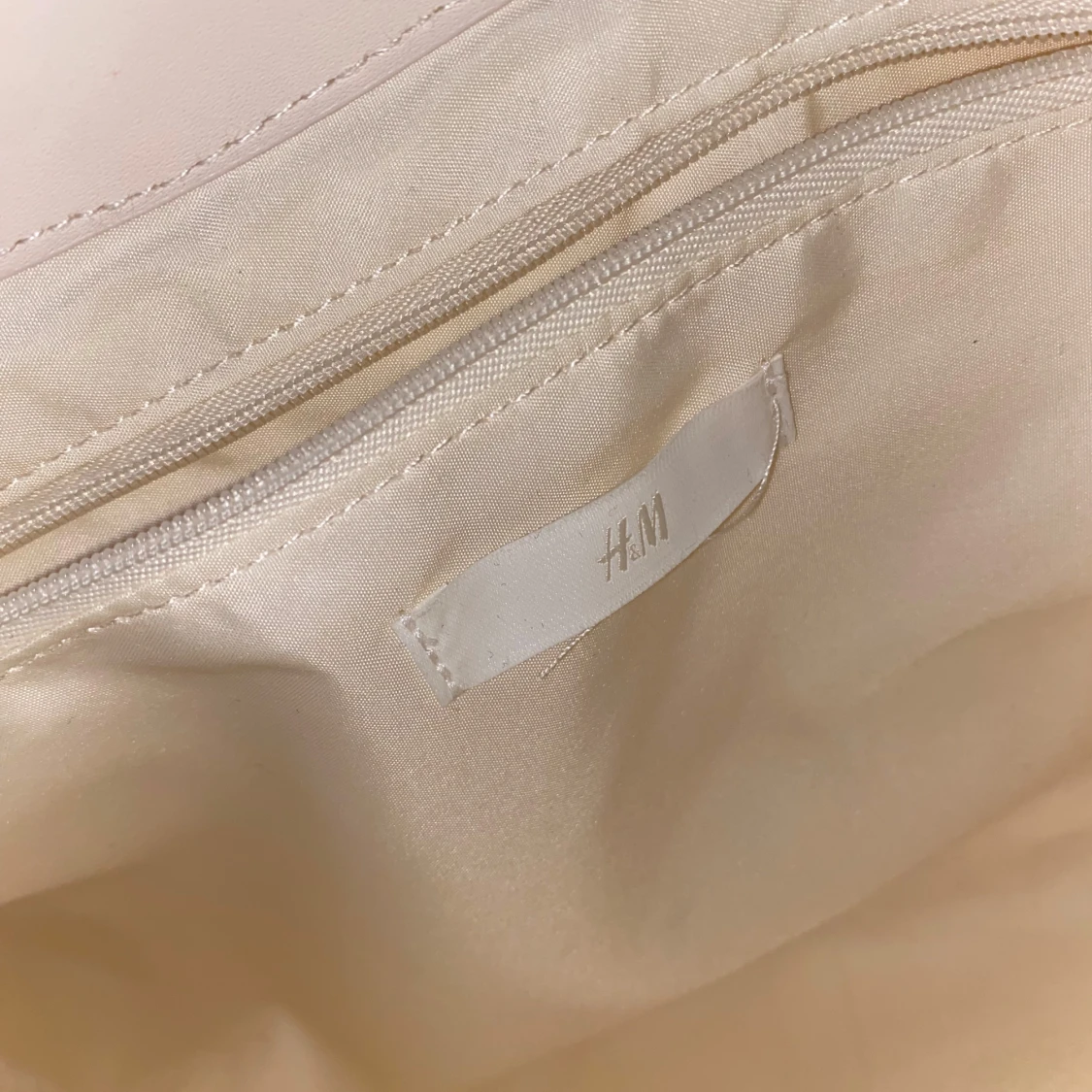 Vit axelväska från H&M - 90