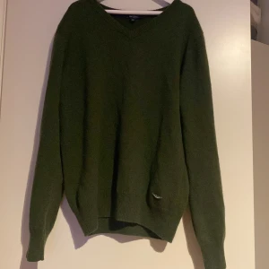 Cashmere tröja - 100% cashmere. Storlek 12, passar 150-158. V ringad krage Bra skick, märke aston martin.