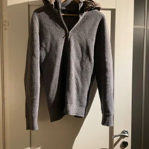 Massimo Dutti Cardigan  - Strl M  Bra skick 9/10 Använd få gånger Exklusiv stickad ull🍾 Cardiganen säljs ej längre så är mycket eftertraktad! Även bra passform!