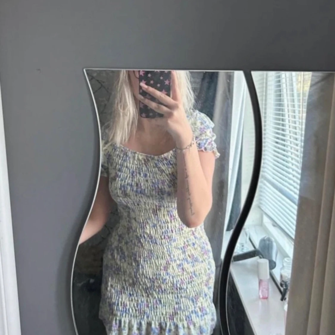 Blommig klänning med puffärmar - 90