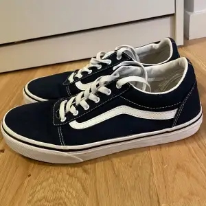 Säljer ett par sköna Vans sneakers i svart och vitt. Helt oanvända, skick 10/10, storlek 40