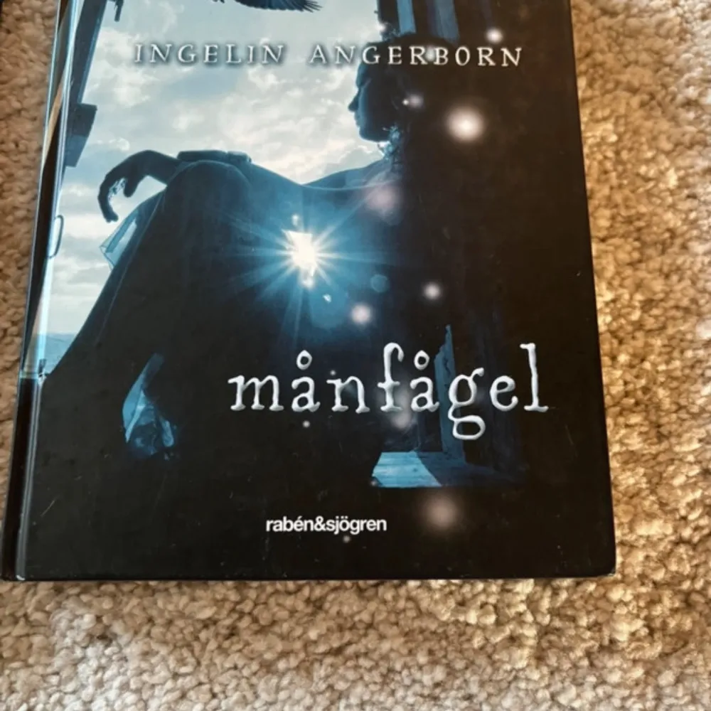 Säljer ett spännande bokpaket med fyra böcker av Ingelin Angerborn: 'Tredje tecknet', 'Månfågel', 'Hjärta av damm' och 'Gengången'. Perfekt för dig som gillar mystik och äventyr. Böckerna är i bra skick och kommer från Rabén & Sjögren. Passa på att dyka in i dessa fängslande berättelser! Säljer fler böcker, kolla min profil! . Böcker.