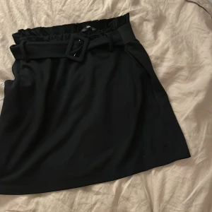 Svart kjol med spänne - Knappt använd