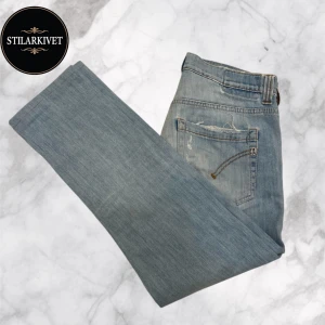 Dondup Jeans - Tja! Säljer nu dessa snygga Dondup jeansen med slitningar. Skicket på jeansen är 9/10, inga fel eller defekter. Lappen på jeansen saknas men storleken är W29, jeansen är även uppsydda så hör av dig vid mått och funderingar!