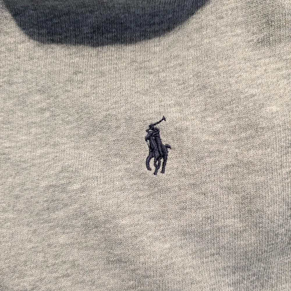 Säljer en snygg grå hoodie från Ralph Lauren i bra skick. Den har en dragkedja framtill och den klassiska loggan broderad på bröstet. Perfekt för både höst och vår, och passar till alla tillfällen. Superbekväm och stilren! Priset är inte bestämt, hör av dig vid några funderingar . Tröjor & Koftor.