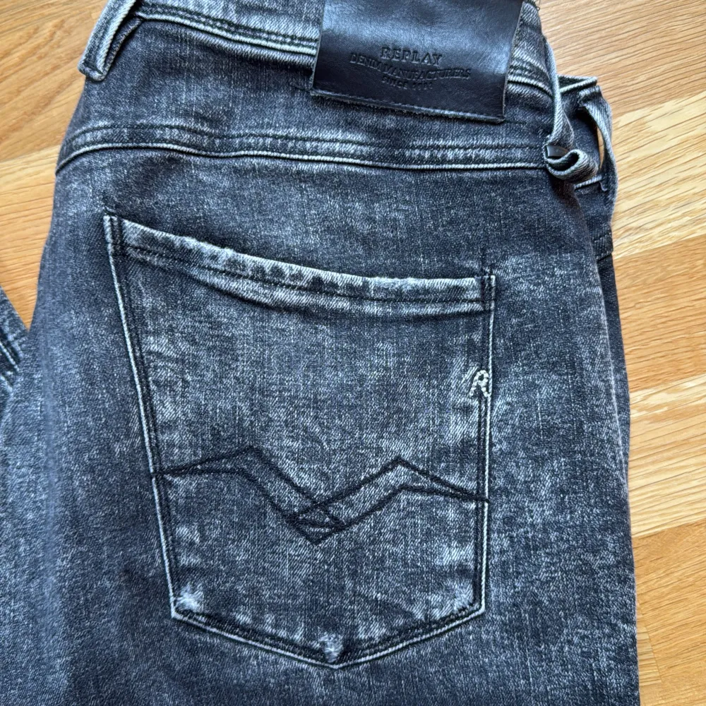 Replay anbass jeans i mycket bra skick.                                    Skick 9,5/10 mycket bra.                                                            Kvitto finns! Pris 550kr.                                                           Stl 34/34 passar även 33/34 osv. Jeans & Byxor.