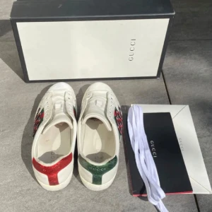 Gucci Ace snake  - Säljer ett par vita Gucci Ace i bra skick. (Finns slitage) skick 7/10 og pris; 7700kr mitt pris: 2200kr pris kan eventuellt diskuteras 