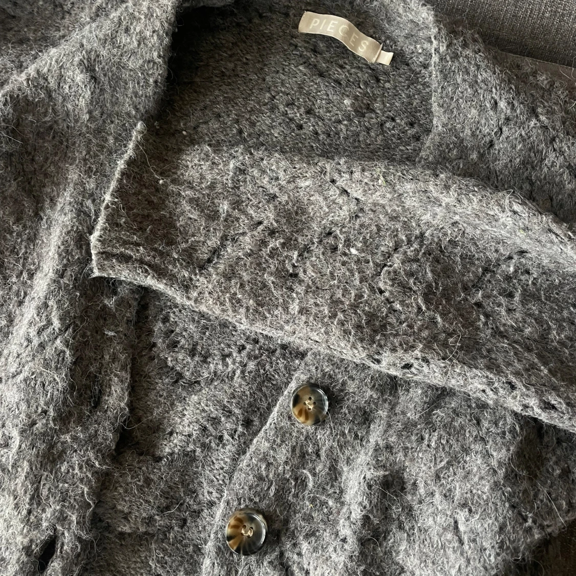 Grå stickad kofta - 2