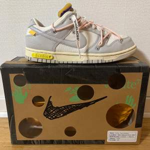 Säljer ett par Off-White x Dunk Low 'Lot 24 of 50'  i mycket bra skick. Storlek 41 . De är perfekta för vardagen.  Kommer med originalkartong och digitalt kvitto