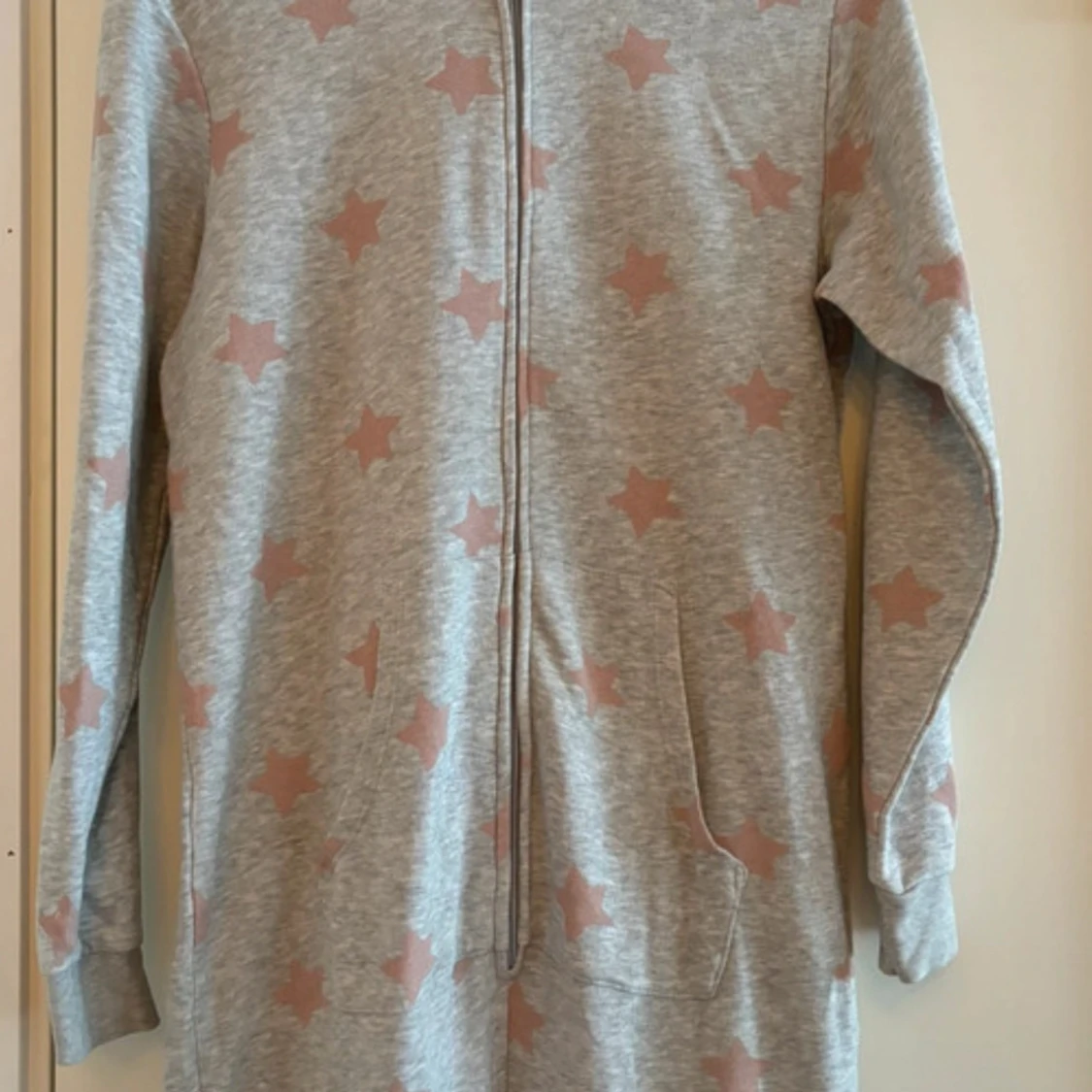 Grå onesie med stjärnor från Lindex