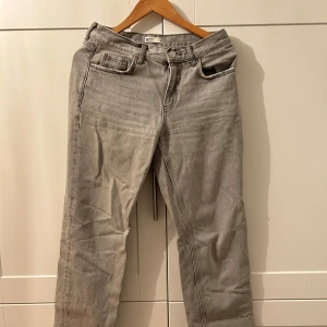 Grå jeans  - Säljer ett par mjuka grå jeans från gina tricot i bra skick. De har en klassisk femficksdesign med knapp och dragkedja framtill. Jeansen är raka i modellen och passar perfekt för både vardag och fest. De är extremt mjukt i material, skönaste jeansen jag har någonsin haft!! Använt några gånger för flera år sedan.