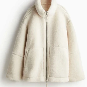 Vit teddyjacka med dragkedja - Supermysig vit teddyjacka som är perfekt för kyliga dagar. Den är från hm och är helt slutsåld överallt. Skriv för fler bilder eller frågor❤️Den är knappt andvänd. Kan också byta till antigen den beiga eller bruna❤️ 