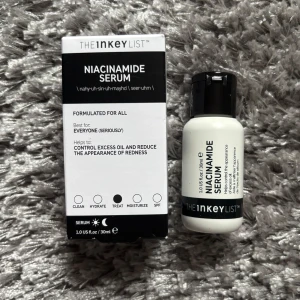 Niacinamide Serum från The Inkey List - Säljer ett Niacinamide Serum från The Inkey List. Perfekt för att kontrollera överflödig olja och minska rodnad. Passar alla hudtyper och är formulerat för daglig användning. Flaskan innehåller 30 ml och är superenkel att använda. Perfekt för en fräsch och balanserad hy! Säljer då jag ville a slut på andra produkter. Nypris är 140kr