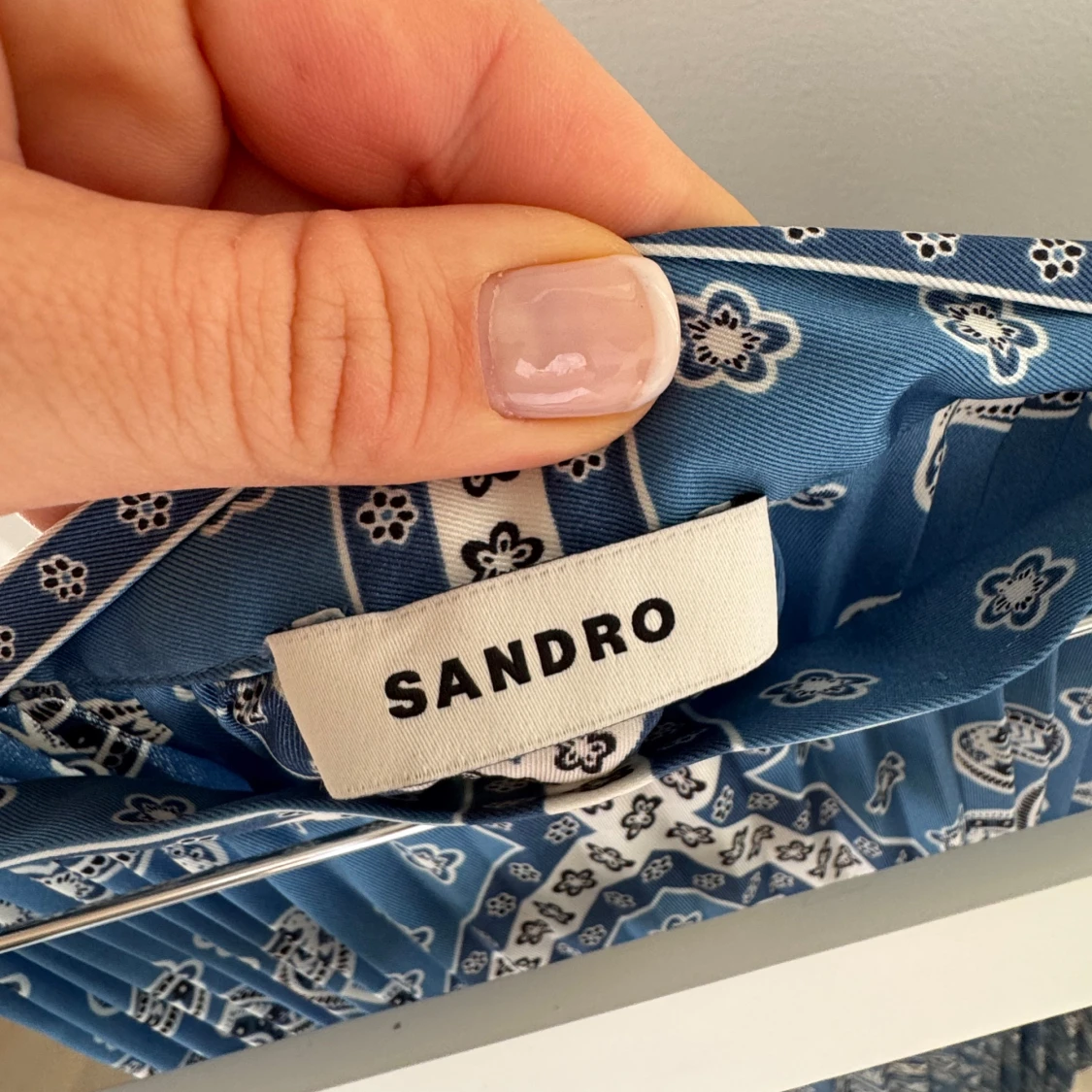 Blå mönstrad klänning från Sandro - 91