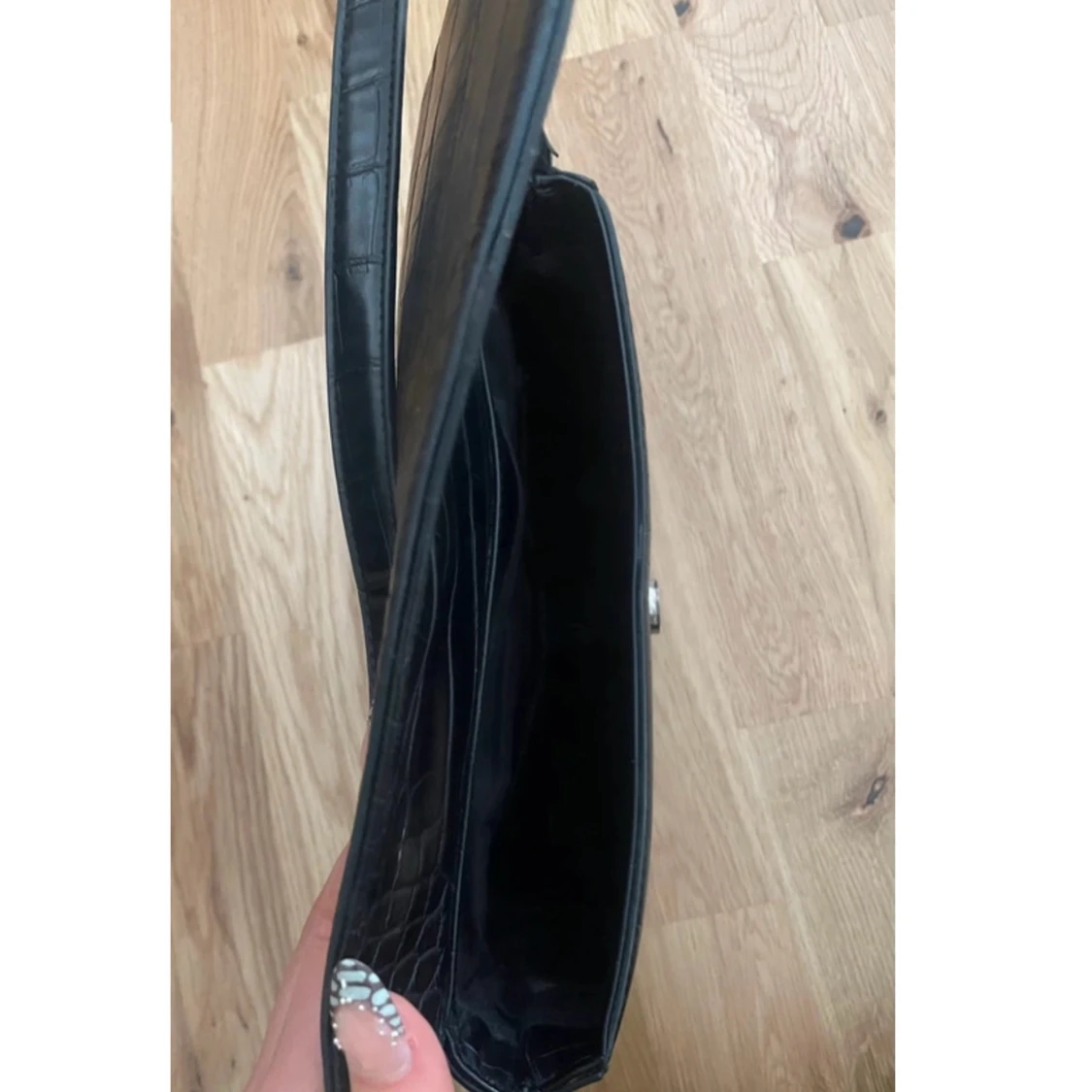 Svart axelväska med krokodilmönster - 92