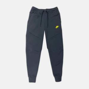 ‼️Obs. För bilder på byxorna hör gärna av dig privat, så skickar jag.‼️  Gråa Nike Tech Fleece byxor med en neon grön Nike logga.  Ganska sällsynta. Kan gå ner i pris vid en snabb affär.❗️ Användes sporadiskt under förra vintern. Tar inte emot returer‼️ ENDAST SERIÖSA KÖPARE‼️‼️