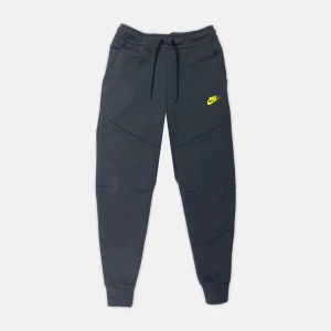 NIKE TECH FLEECE JOGGERS - ANTHRACITE / VOLT (3RD GEN - OLD SEASON) - ‼️Obs. För bilder på byxorna hör gärna av dig privat, så skickar jag.‼️  Gråa Nike Tech Fleece byxor med en neon grön Nike logga.  Ganska sällsynta. Kan gå ner i pris vid en snabb affär.❗️ Användes sporadiskt under förra vintern. Tar inte emot returer‼️ ENDAST SERIÖSA KÖPARE‼️‼️