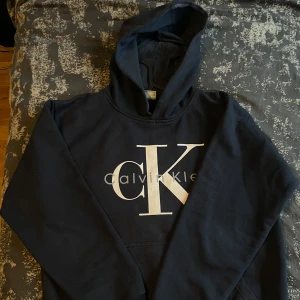 Calvin klein hoodie - Super skön Calvin klein hoodie perfekt för alla tillfällen. Säljer åt min pojkvän 