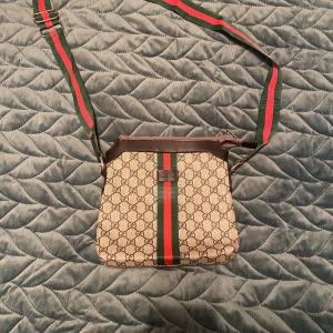 Väska - Säljer denna heta väskan för jag inte längre behöver den. Använda i nyskick.