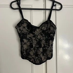 Svart spetskorsett - Snygg svart korsett med spetts.  Perfekt för en utekväll eller fest. 