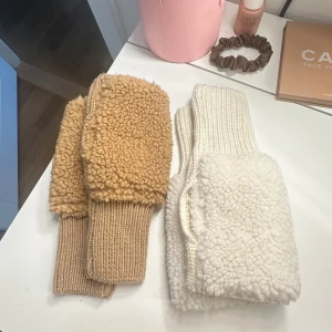 Stickade vantar i beige och vit - Gosiga stickade vantar. 🥹🥹fint skick, och perfekta till hösten!!💕💕