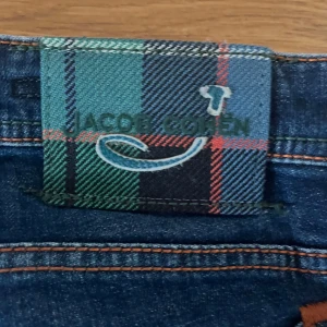 Jacob cohen  - Tja! Säljer mina Jacob Cohen jeans passar ungefär runt 180 cm