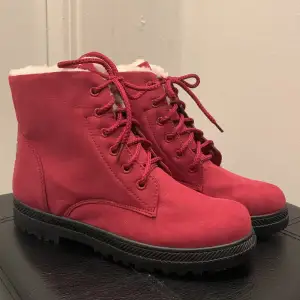 Säljer ett par snygga röda boots från SQL i mycket bra skick. De har en mysig vit foder inuti som håller fötterna varma under vintern. helt helt nya!! Storlek 40 egentligen men passar mig som har storlek 37