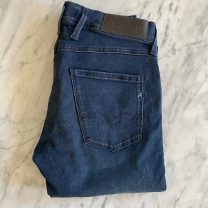 Replay anbass hyperflex - Tja, Säljer ett par schyssta replay anbass hyperflex jeans, de är i grymt skick!, storleken på dessa är 29/30, hör av dig vid funderingar!
