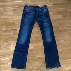 Jeans - Ett par lågmidjade Tommy Hilfiger jeans. Står att de är straight men jag skulle säga att de är bootcut. Midjemåttet är 39 cm rakt över. Innerbenslängden är 82 cm