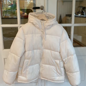 Vit pufferjacka från H&M - En supermysig vit pufferjacka från H&M i storlek XS men oversized så funkar perfekt för S också. Perfekt för kalla vinterdagar med sin tjocka vaddering och huva. Den är i bra skick men lite fläckig vid halsen av smink och sista bilden. Går nog enkelt att ta bort, har ej tvättat den. Den är stilren och praktisk inför vintern! ❄️