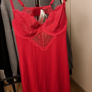 Sexig nattlinne  - Säljer ett nattlinne från New Yorker I s, använt en gång, nästan i nyskick, hör av er för för fler frågor eller bilder. Säljer: 40kr💞💞
