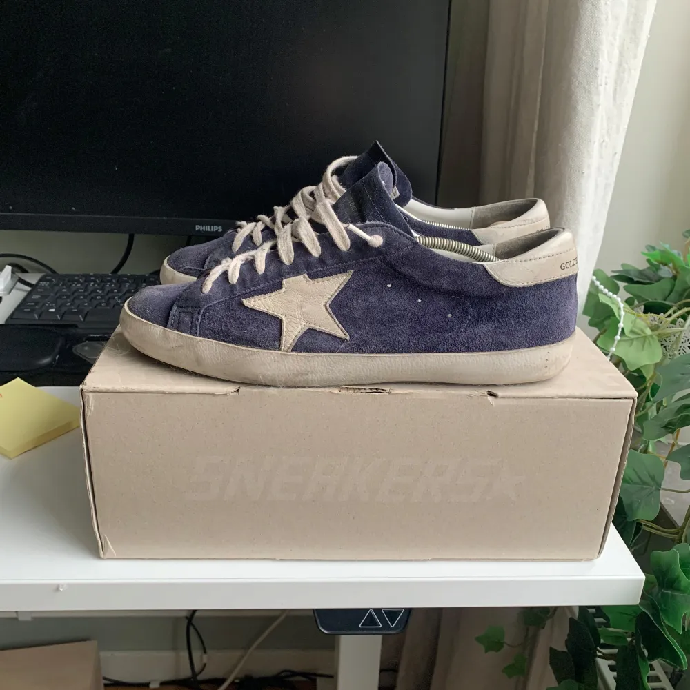 (SÄLJER INTE) Jag söker nu byten på mina golden goose skor i storlek 42, INTE SAMMA som jag säljer i profilen. enbart skor vill jag byta mot, har allt OG. Var inte blyg att skicka iväg ett bytesförslag, fint skick, hörs i pm. . Skor.