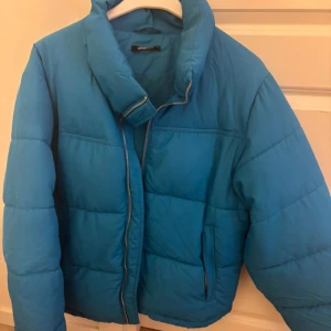 Varm vinterjacka  - Väldigt varm. Varsamt använd 😊