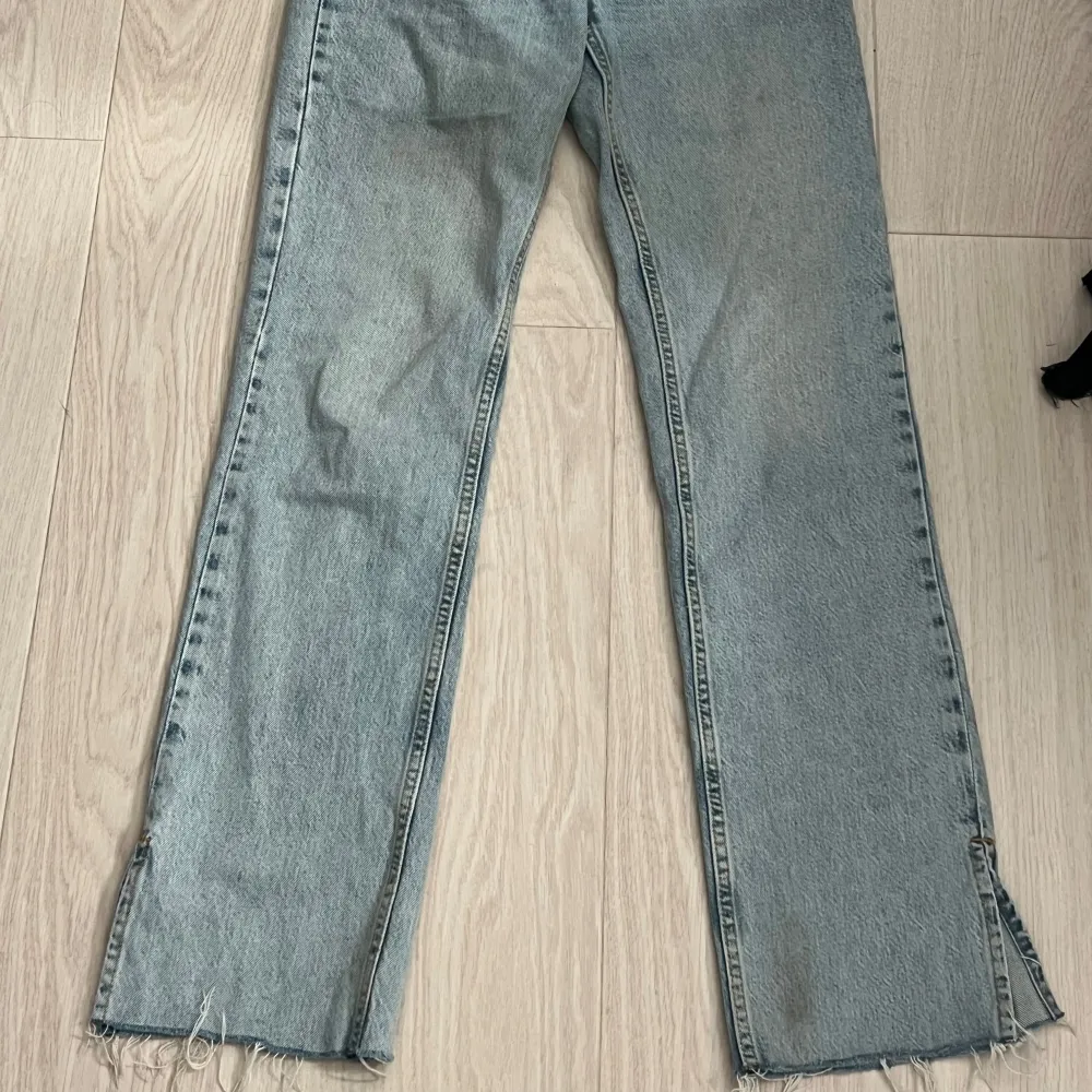 Fina i skick jag är 1,63 så har klippt upp dem för att de var väldigt långa, en fläck längst ner på benet men tror att det går bort i tvätten!. Jeans & Byxor.