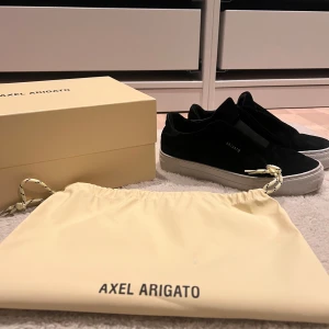 Axel Arigato skor - Säljer mina älskade arigato skor. Dom kommer nu tyvärr inte till användning så därför säljs. Inga defekter eller skador näst intill nyskick. Priset kan diskuteras och för minsta fundering är det bara och kontakta!