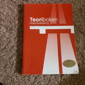Teoriboken Körkortsutbildning - Säljer en Teoribok för körkortsutbildning från Liber. Boken innehåller all nödvändig information för att klara teoriprovet för bil och motorcykel. Perfekt för både trafikskolor och privatstudier. Den är i använt skick men ord pris ca500kr.