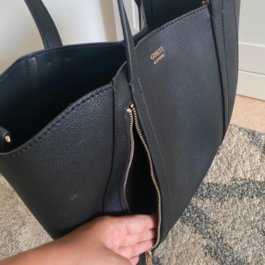 Svart axelväska från Guess - 92