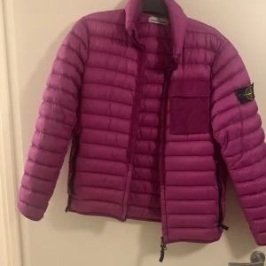 Stone island jacka  - Stone island jacka, lila utan luva, ett litet hål på ryggen som ni ser på bilden, passar både man å kvinna  