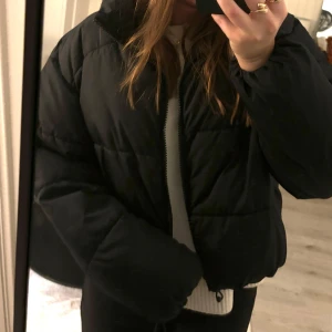 Dunjacka - Säljer denna superfina & sköna dunjackan från zara! Sparsamt använd & i fint skick. Säljer då den tyvärr ej kommer till användning. Lite kortare i modellen, strl S.