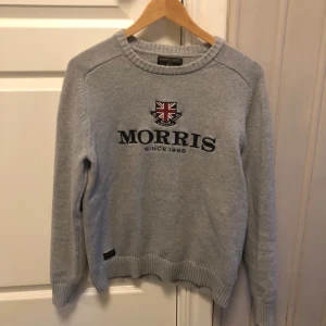 Grå tröja från Morris - Säljer en snygg grå tröja från morris. Den är i bra skick 8/10 inga hål eller defekter. Passar bra till höst och vinter! Har du frågor eller funderingar är de bara att höra av sig 🤝