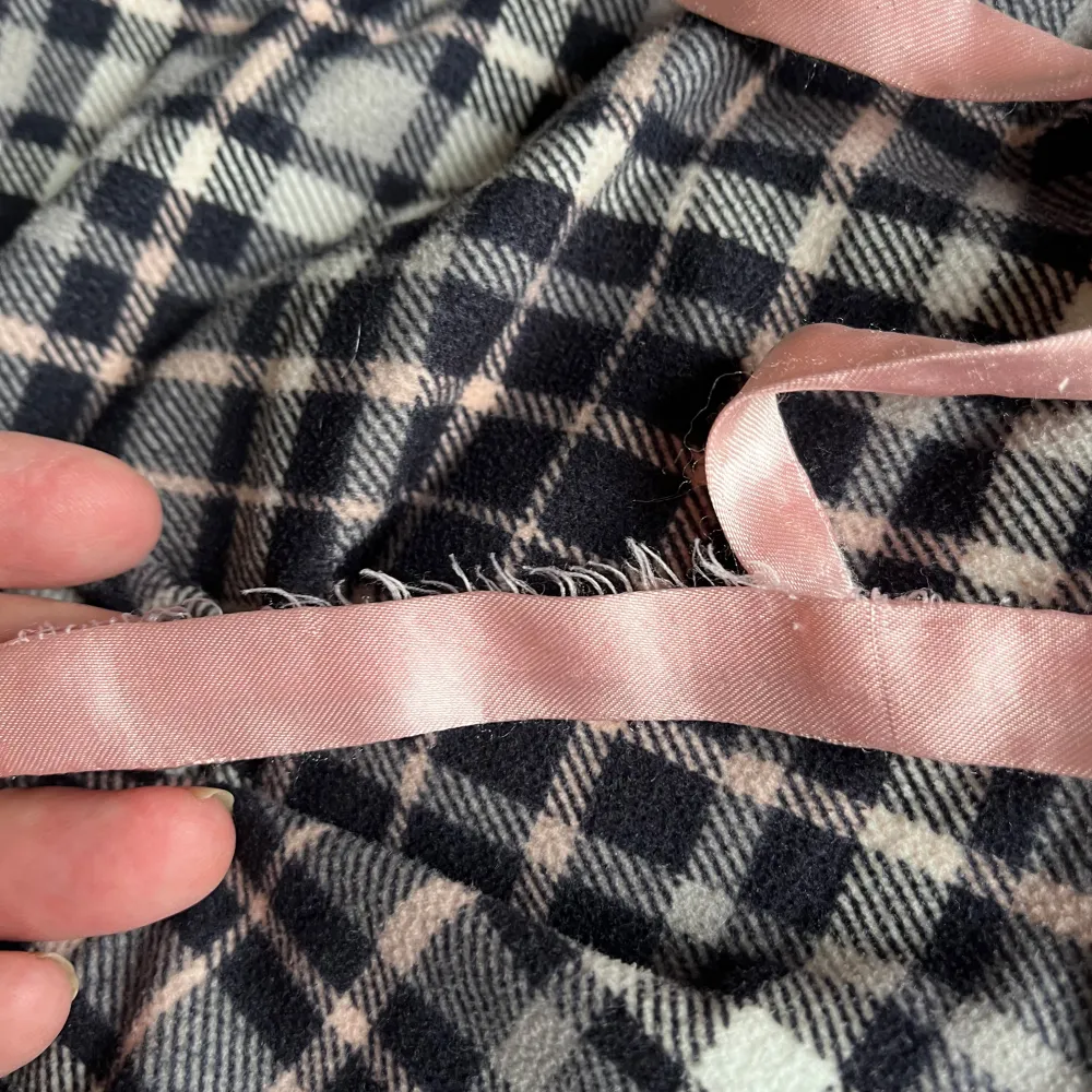 Supermysiga rutiga byxor i mjukt material med rosa snörning i midjan. Perfekta för en avslappnad dag hemma eller som en del av en chill outfit. De har en elastisk midja för extra komfort. 🖤💗. Jeans & Byxor.