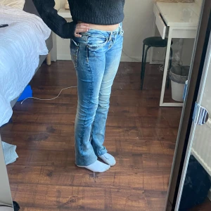Lowwaist  jeans - Snygga jeanss som är väldigt lowwaist, sitter toppen och med fina detaljer. Jag är ca 160 lång och byxorna är uppvikta på bilden. Passar folk upp till 165 skulle jag tro. 