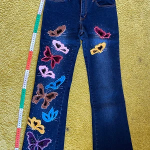 Flare jeans - Jätte söta jeans från Thailand aldrig använda för insåg att jag köpte fel storlek. (Köpt för ca 800kr) Mått: midja 35cm     Ben öppning 24cm     Upp till ner 102cm Pris kan diskuteras 