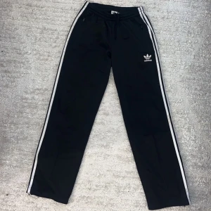 Adidas Byxor - Andidas byxor i mycker bra skick inga skador. Köpta på adidas hemsida