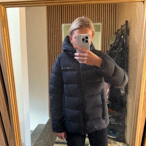 Vinterjacka  - Jättefin vinterjacka från märket sailracing. Endast använd ett fåtal gånger så i nyskick 😍😍 stl 160. säljer då den tyvärr blivit för liten. Skriv vid frågor eller fler bilder🩷